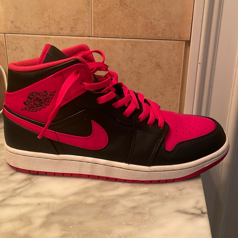 Jordan 1 mid shoes excellent condition box very used colors red black and white